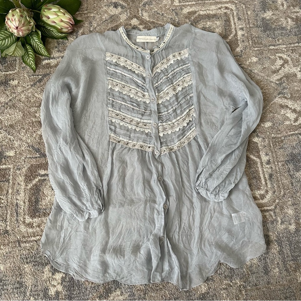 4 LOVE AND LIBERTY Johnny Was grey silk pleated long sleeve button up